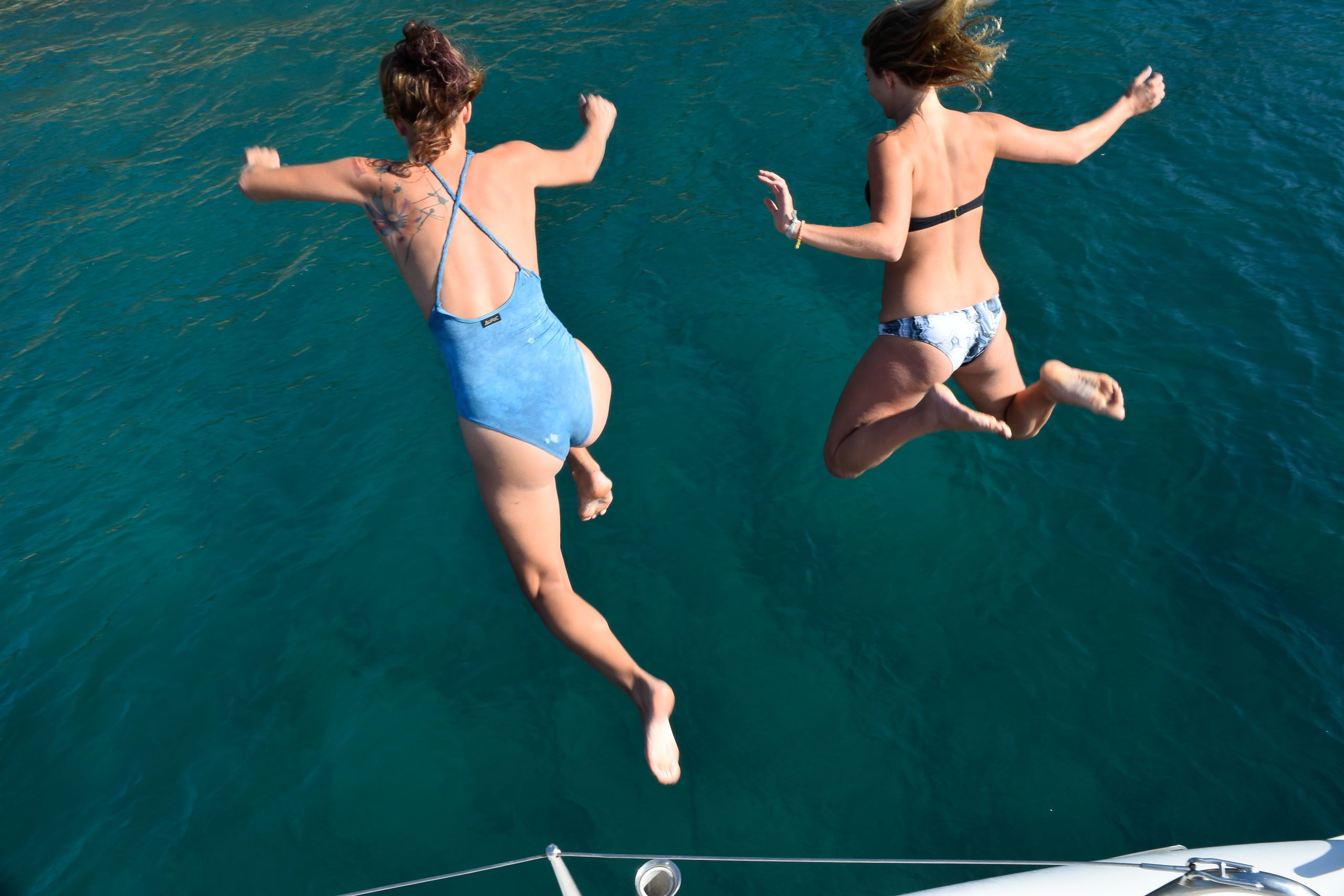 Casa-Oro-Group-Experiences-Activities-Eco-Tour-Adventure-Travel-Responsible-Travel-San-Juan-del-Sur-Nicaragua-Catamaran-Sailing-Jump-Off-Boat-Exciting-Freedom-Blue-Ocean-Fun creativity and collaboration desk
